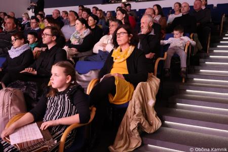 A me slišiš Pet čevljev merim, palcev pet (12)